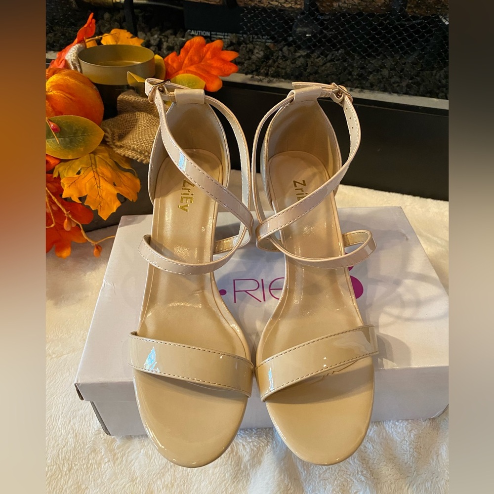 NIB✨ Z.RIEY Women Heeled Sandals Cross Ankle Strap